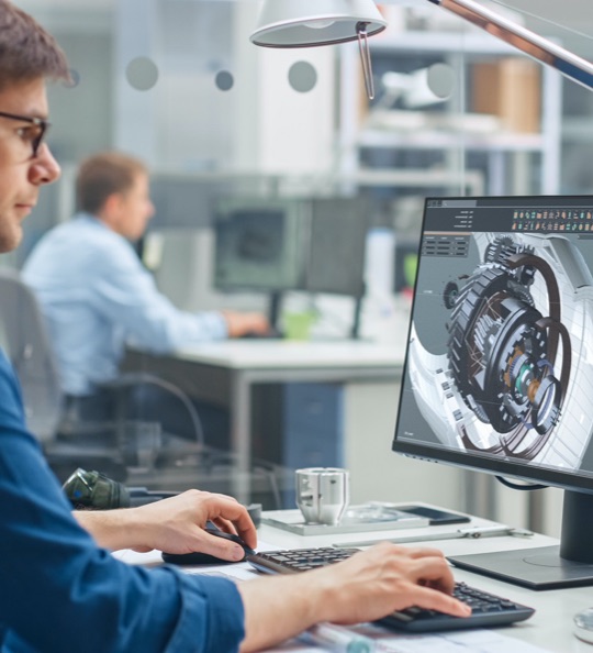 un technicien travaille sur un logiciel de CFAO